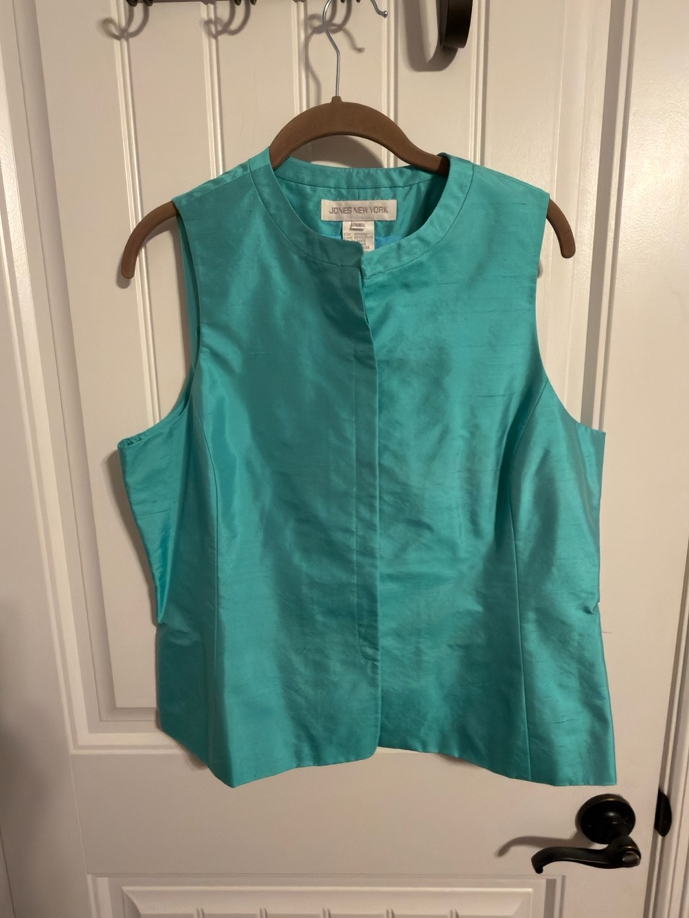 Jones New York 100% Silk Women's Aqua Sleeveless Top. Size 14. #9978